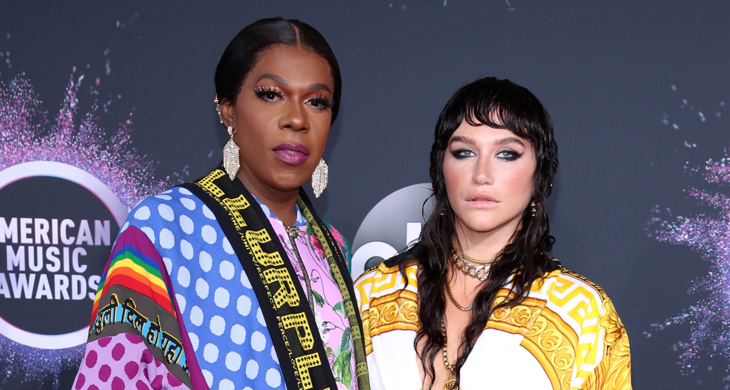 Kesha Rocks Versace Robe Arriving at AMAs 2019 with Big Freedia 2019(02)