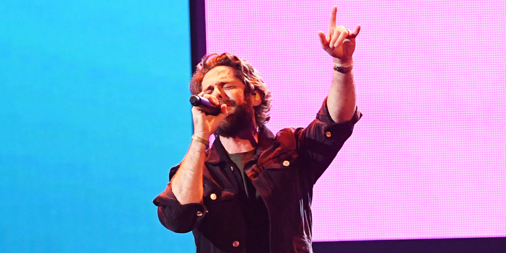Thomas Rhett Performs ‘Look What God Gave Her’ at American Music Awards