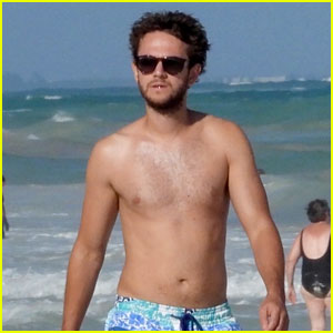 Permanent Link to Zedd Goes Shirtless for a Walk on the Beach in Tulum. 