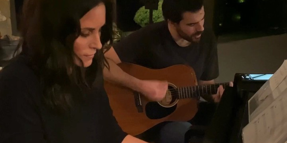 Courteney Cox Plays Alicia Keys’ ‘Underdog’ on the Piano Watch(00)
