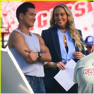 Mario Lopez & Elizabeth Berkley Are Back as A.C. Slater & Jessie Spano