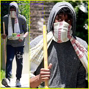 Chadwick Boseman Walks With A Walking Stick After Fans Express Concern Over Weight Loss Chadwick Boseman Just Jared