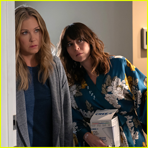 Linda Cardellini & Christina Applegate Open Up About Emotionally Exhaustion For 'Dead To Me' Season 2