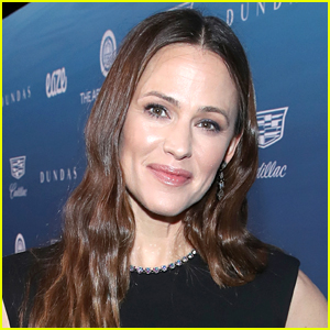 Jennifer Garner Gives Support & Advice to Fan Who Reaches Out After Suffering Emotional Abuse