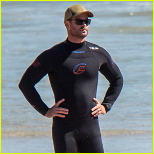 Chris Hemsworth Wears Skintight Wetsuit to Go Scuba Diving With His Dad