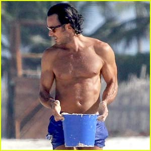 Quantico's Aaron Diaz Shows Off Ripped Body at the Beach in Cancun!