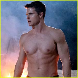 Robbie Amell Talks About Being Shirtless the Entire Time in 'The Babysitter 2'