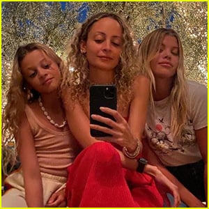 Nicole Richie Snaps Rare Pic with Lookalike Daughter Harlow & Sister Sofia!