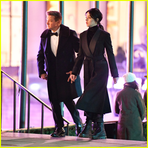 Jeremy Renner & Hailee Steinfeld Arrive at Rockefeller Center to Film 'Hawkeye'!