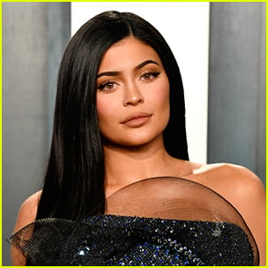 Kylie Jenner Reveals Her Actual Shower & Water Pressure Amid All Those Memes