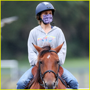 Natalie Portman Takes a Horseback Riding Lesson in Sydney