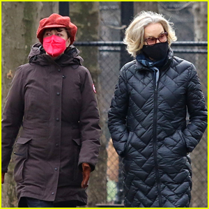 Susan Sarandon & Jessica Lange Give Money To Homeless During Walk in NYC