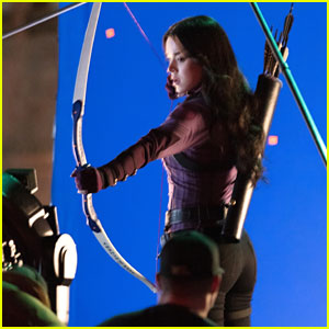 Hailee Steinfeld Gets In Target Practice with Her Bow & Arrow on 'Hawkeye' Set!