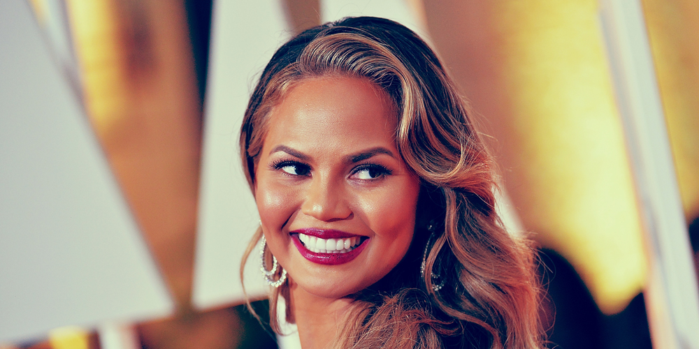 Chrissy Teigen Debuts Tiny Finger Dot Tattoos Chrissy Teigen, Tattoo