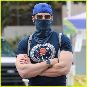 Joel McHale Shows Off His Buff Muscles During Trip to Farmer's Market