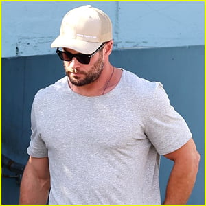 Chris Hemsworth Meets Up With Pals For Casual Sunday Lunch