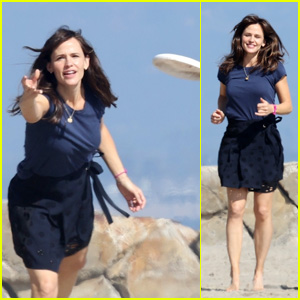 Jennifer Garner Throws a Frisbee During a Fun Family Photo Shoot at the Beach