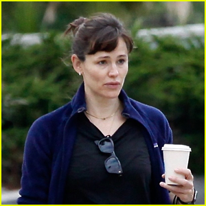 Jennifer Garner Has Animated Chat During Morning Coffee Run with a Friend