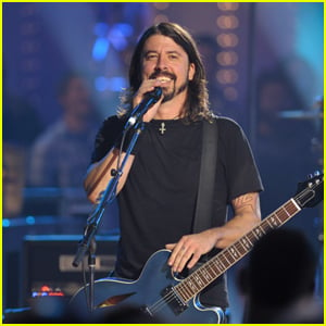 Anti-Vaxxers Protest at Foo Fighters California Concert
