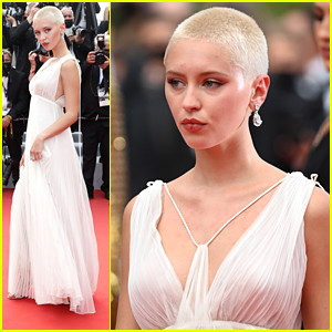 Iris Law Looks Amazing In White With Her Shaved Hair During 'French Dispatch' Premiere