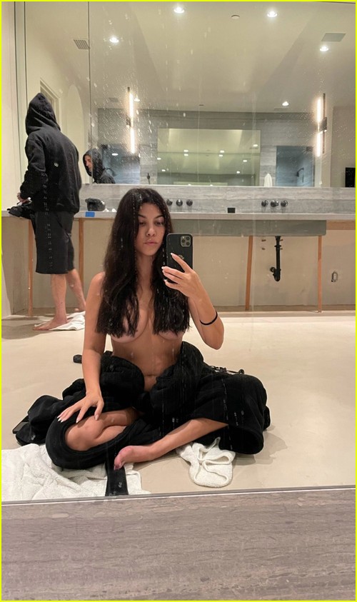 Kourtney Kardashian Topless pics