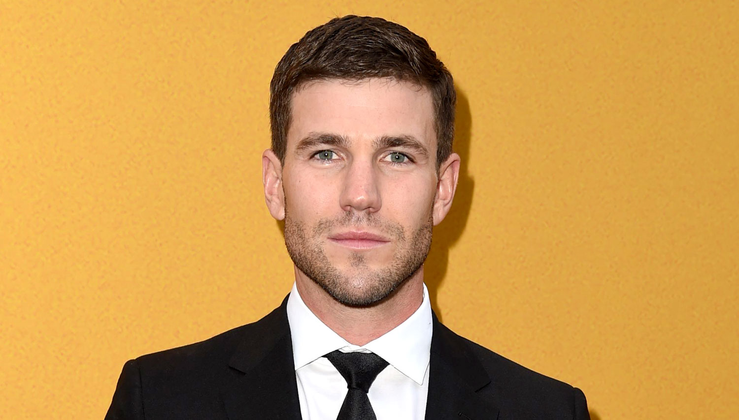 Austin Stowell Goes Shirtless in Promo for ‘The White Lotus&#...