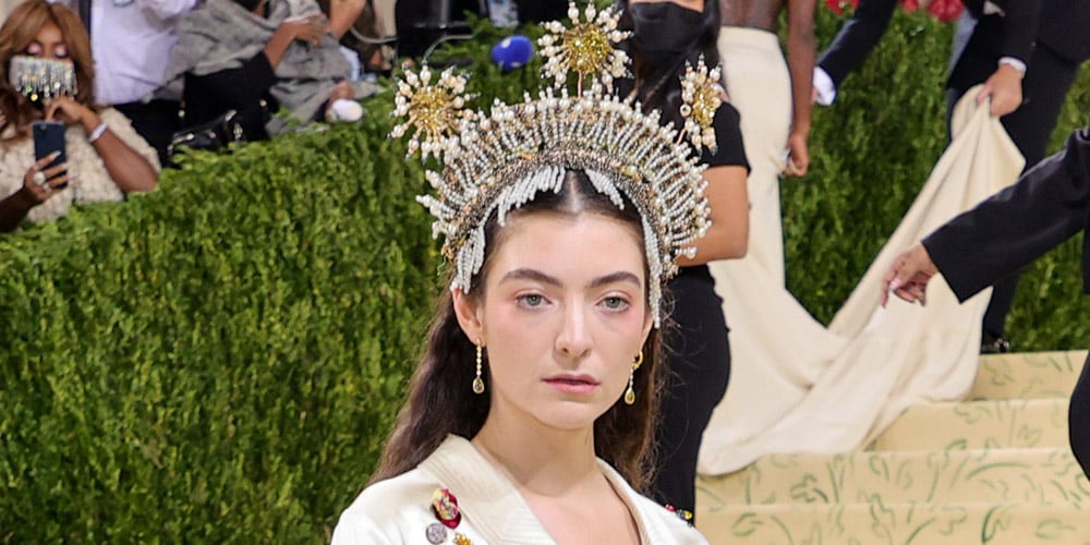 Lorde Steps Out in a Jeweled Crown For the Met Gala 2021 | 2021 Met