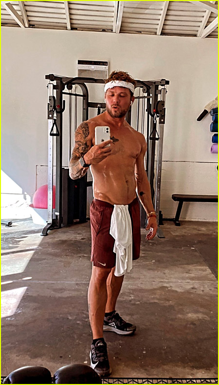 Ryan Phillippe shirtless in the gym
