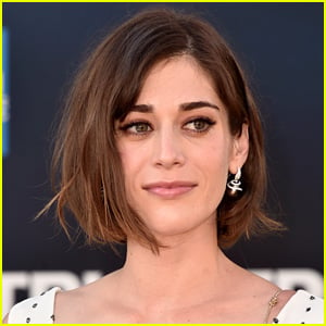 Lizzy Caplan to Star in 'Fatal Attraction' Series in Role Originated By Glenn Close