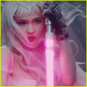 Grimes Debuts Epic Fantasy Music Video for 'Player of Games' - Watch!