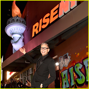 Jeff Goldblum Unveils NYC's Newest Attraction - A Replica of the Statue of Liberty's Torch!