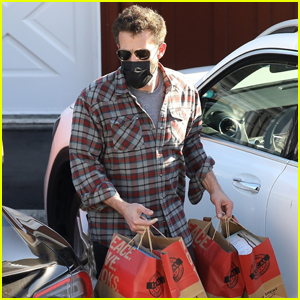 Ben Affleck Loads Up on New Books During Trip to the Store