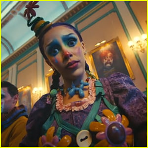 Taco Bell Super Bowl 2022 Commercial: Doja Cat Plays a Clown, Covers ‘Celebrity Skin’ Song - Watch Now!