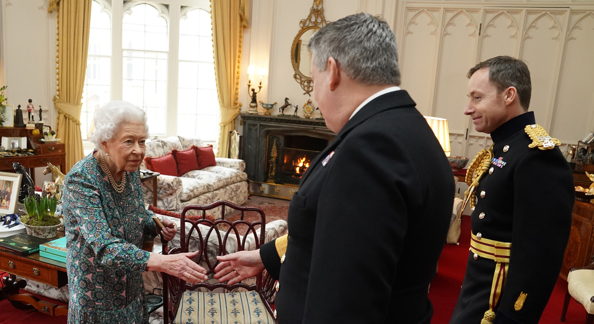 Queen Elizabeth Returns to In Person Meetings After COVID-19 Scare | Queen Elizabeth - Vimarsana News