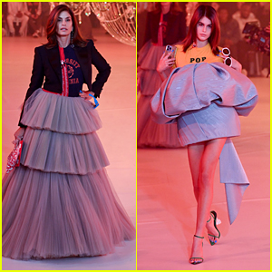 Mom & Daughter Duo Cindy Crawford & Kaia Gerber Walk In Off-White's Paris Fashion Show