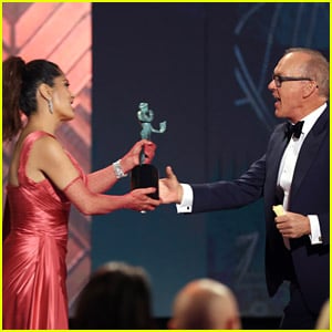 Michael Keaton Leaves Salma Hayek Hanging, Was in Bathroom During SAG Awards Win - Watch Video!