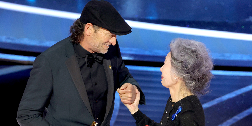 Youn Yuh-Jung Wins Oscar Fans Hearts For Signing Troy Kotsur's Name During Best Supporting Actor Category | 2022 Oscars, Oscars, Troy Kotsur, Youn Yuh-jung - Vimarsana News