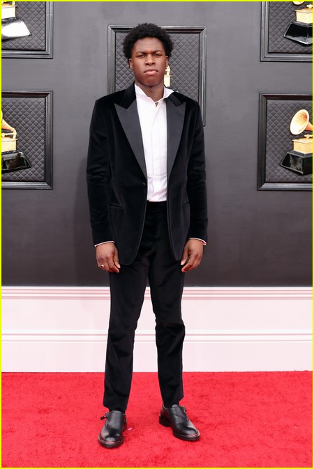 Daniel Caesar on the Grammys 2022 red carpet