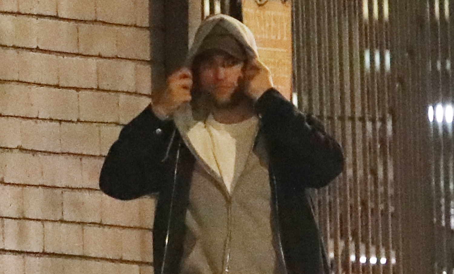 Robert Pattinson Keeps Low Profile While Visiting Girlfriend Suki