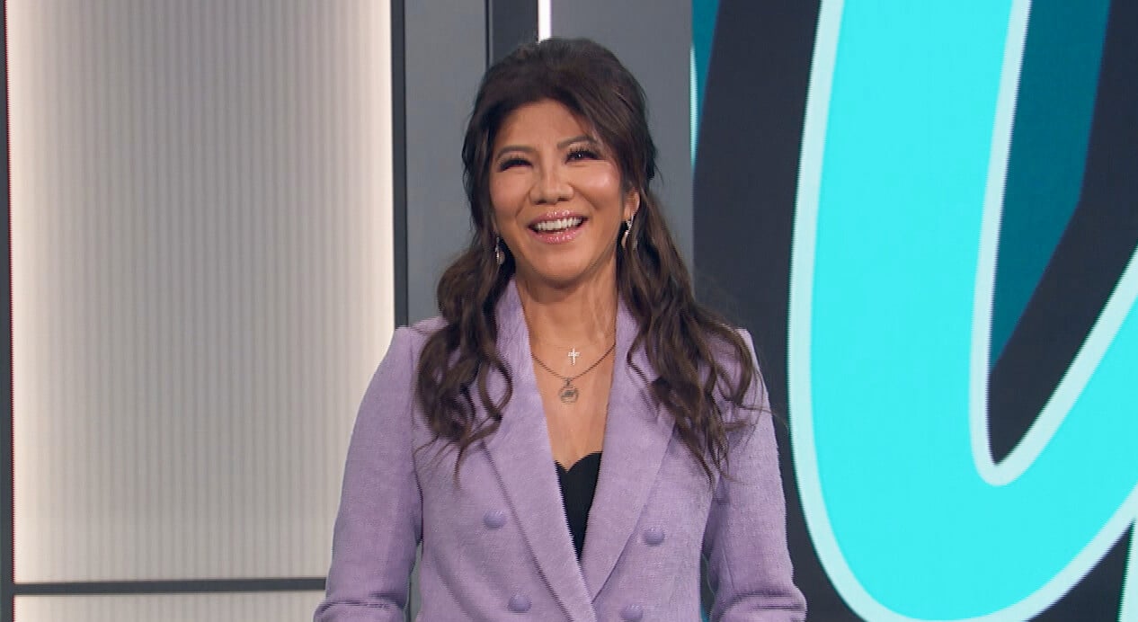 Julie Chen's Hugging Policy Confuses 'Big Brother' Fans After Cookout Appearance – Read Reactions! | Big Brother, Extended, Julie Chen - Vimarsana News