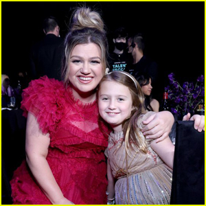 Kelly Clarkson Enjoys 'Date Night' with Daughter River at People's Choice Awards 2022