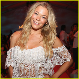 LeAnn Rimes Postpones Several Tour Dates After Suffering Vocal Cord Bleed