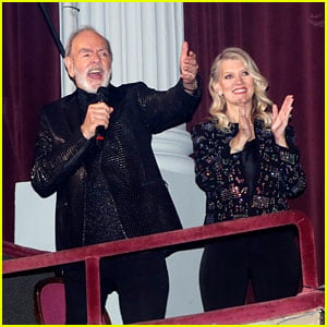 Neil Diamond Gives Surprise Performance at Opening Night of Broadway's 'A Beautiful Noise'