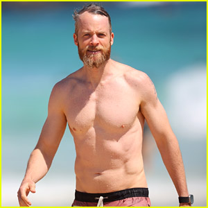 Comedian Hamish Blake Goes Shirtless, Looks Fit During Beach Day in Australia