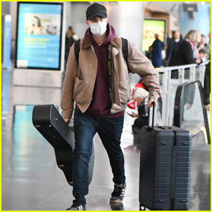 Robert Pattinson Carries a Guitar Through JFK Airport