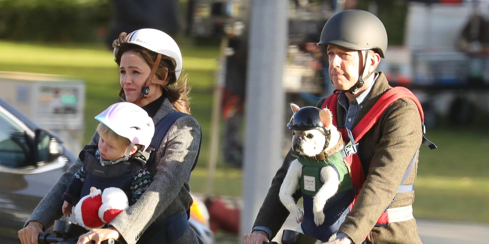 Jennifer Garner Takes A Fake Baby for a Spin On A Scooter For 'Family Leave' Filming Jennifer Garner Takes A Fake Baby for a Spin On A Scooter For 'Family Leave' Filming | Brady Noon, Ed Helms, Emmy Myers, Jennifer Garner - Vimarsana News