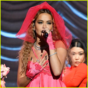 Rita Ora Debuts Her Gorgeous Engagement Ring & Wedding Band One Week After Confirming She Married Taika Waititi