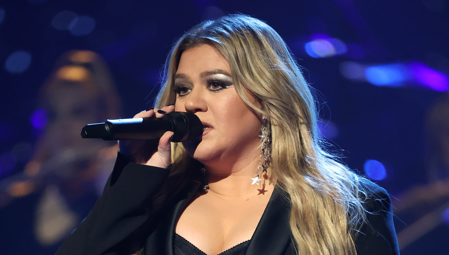 Kelly Clarkson Releases ‘Me’ & ‘Mine’ Songs, Explains Meaning of ‘Chemistry’ Album Title, Reveals Track List!