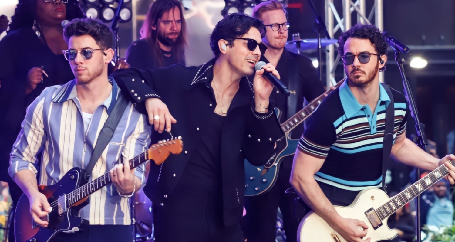 Jonas Brothers Perform New Songs ‘Waffle House’ & ‘Summer Baby’ on