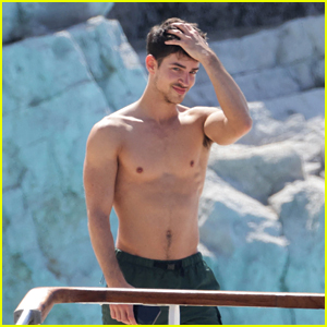 'Elite' Star Manu Rios Hits the Beach in Cannes with Stylist Marc Forne - See Shirtless Photos!
